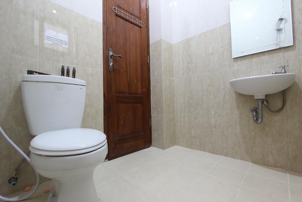 Hotel Reddoorz @ Plemburan Sleman  Zewnętrze zdjęcie